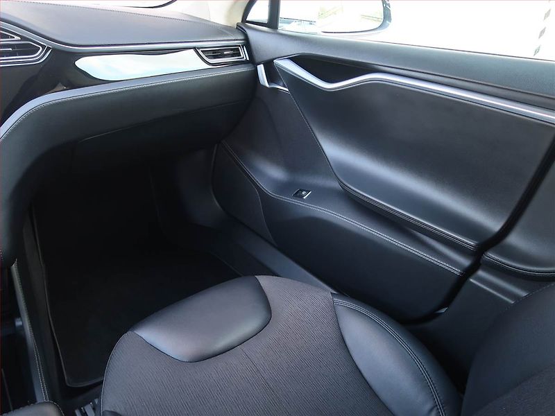 Tesla Model S (2015) 85D, SoH 92% - fotka 8 z 17