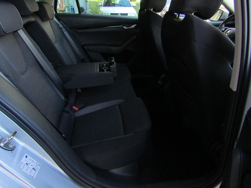 Škoda Octavia IV FL Combi Selection 1.5 TSI - fotka 26 z 30