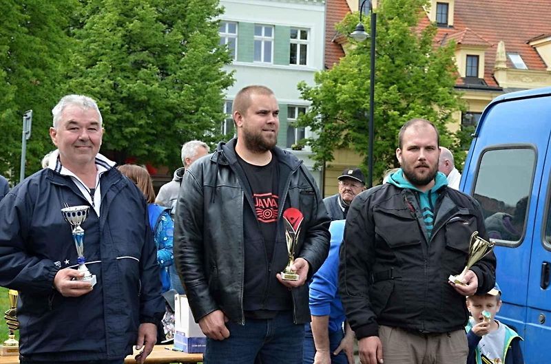 Veteránský závod odstartoval ve Velvarech na náměstí. Cíl byl na náměstí ve Slaném.
