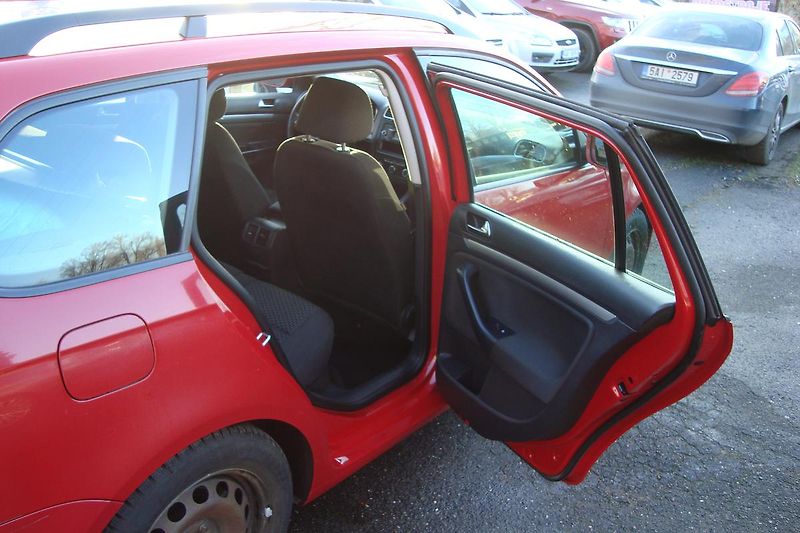 Volkswagen Golf (2011) VI.1.6TDi,ČR,S.kn1.MajSTK 8/27 - fotka 35 z 67