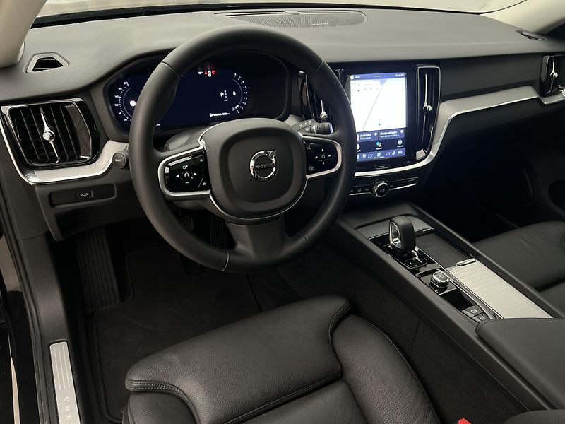 Volvo V60 B4 PLUS DARK AUT 1.maj. - fotka 4 z 45