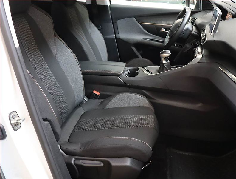 Peugeot 5008 (2020) Active Pack PureTech 130 - fotka 9 z 26