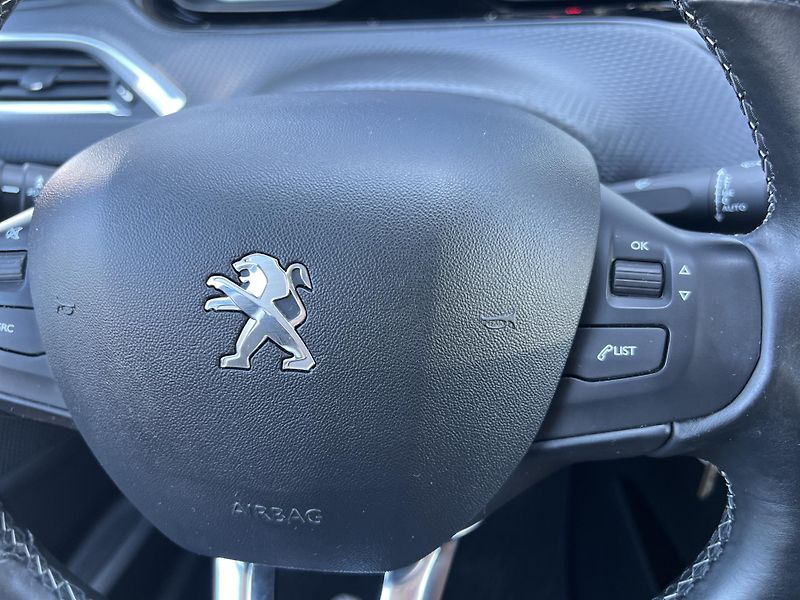 Peugeot 2008 Allure 1.2i KOUPENO V ČR 1.MAJ - fotka 17 z 45