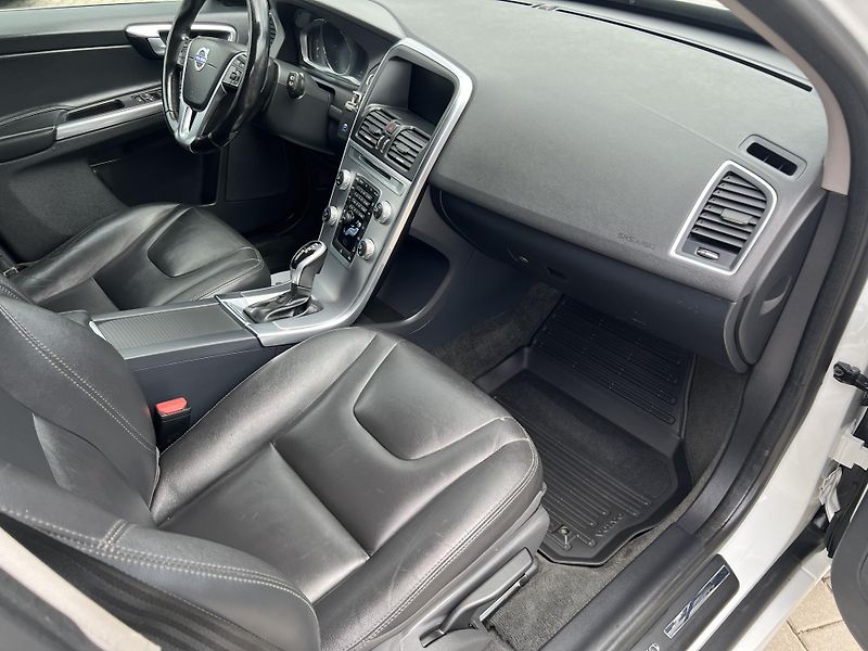 Volvo XC60 2,4 AWD D4 Summum 1.maj.  - fotka 34 z 56