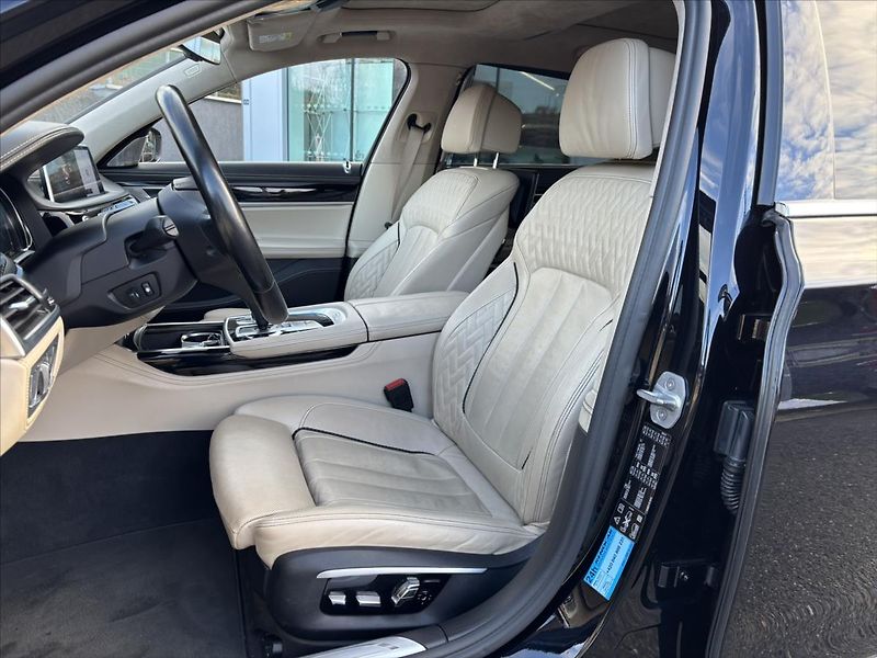 BMW Řada 7 4,4 i 750Li xDrive Individual - fotka 9 z 39