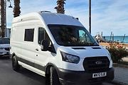 Z dodávky Ford Transit udělala britská firma Coalition Vans praktické obytné auto.