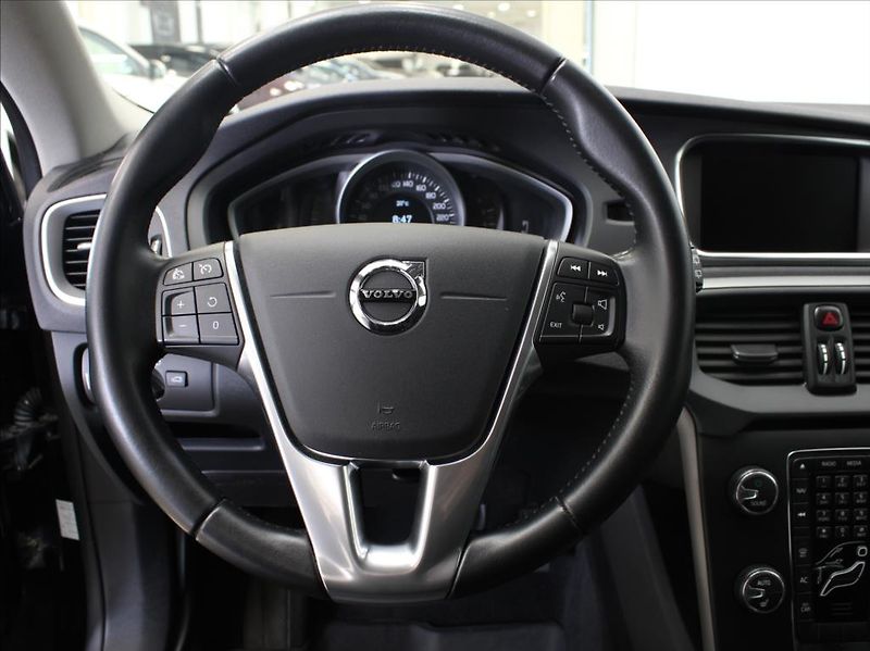 Volvo V40 1,5 T2 90kW AT Momentum 1.maj. - fotka 9 z 14