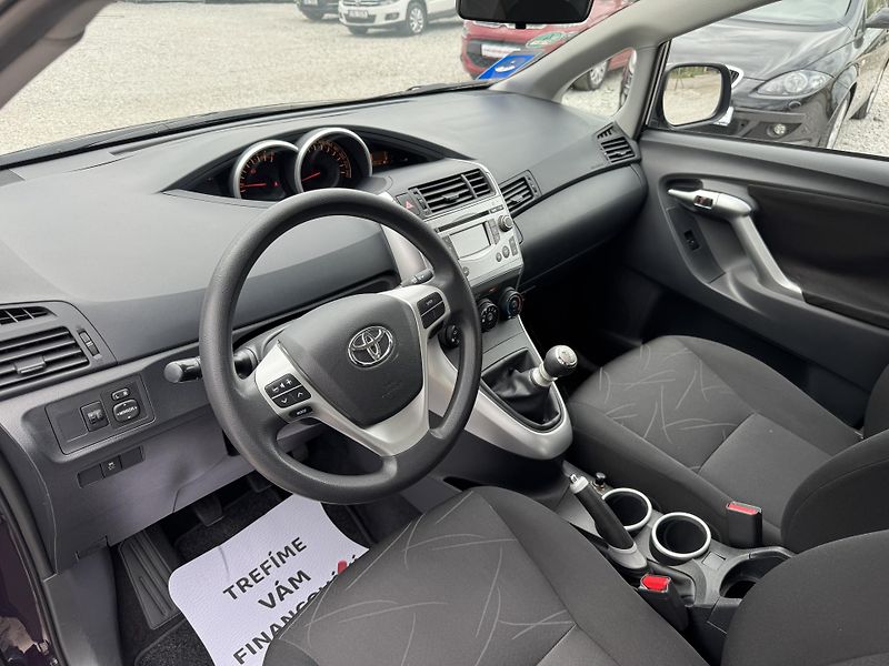 Toyota Verso (2010) 1.6VVTi,rezervace - fotka 15 z 39