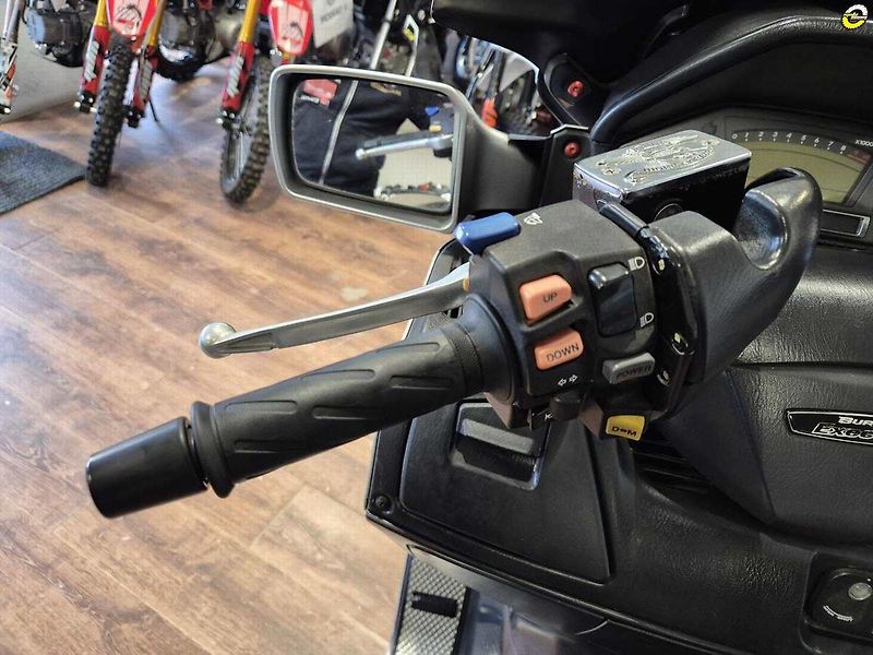 Suzuki Burgman 650 Executive (2005) - fotka 16 z 20
