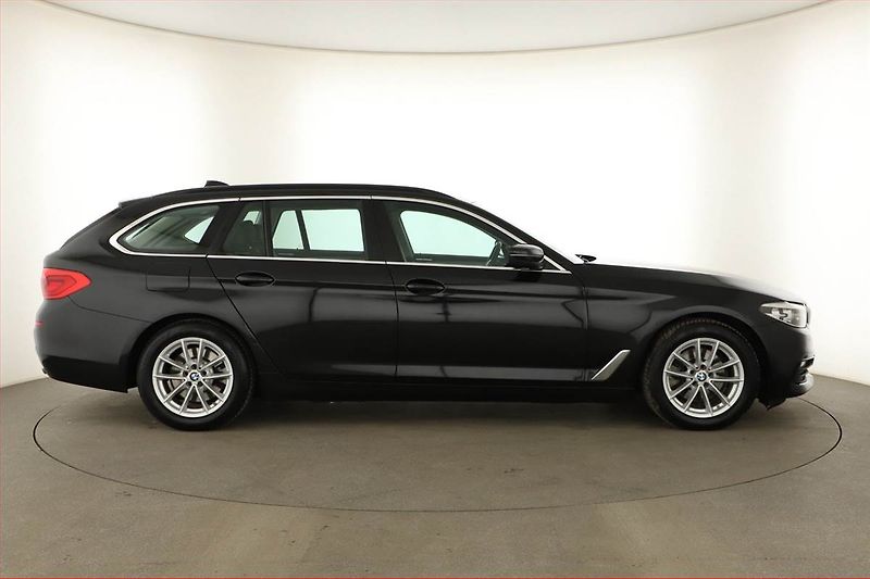 BMW Řada 5 (2017) 520d xDrive, 4X4, Automat - fotka 6 z 19