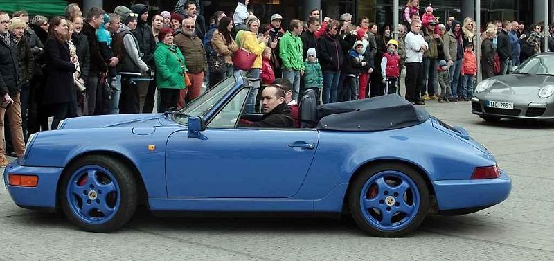 Sraz automobilů Porsche 911, parkoviště u obchodního centra Arkády 18. dubna.