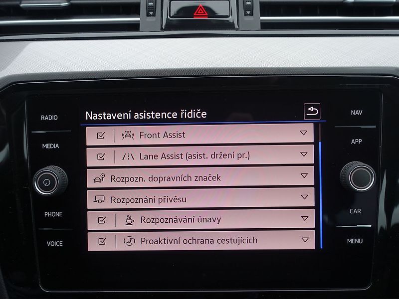 Volkswagen Passat 2.0 TDi LED SVĚTLA, ACC, DSG - fotka 16 z 38