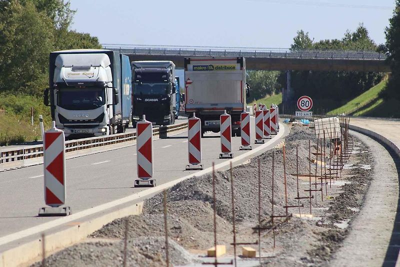 Poslední letošní opravovaný úsek dálnice D5 dostává nový cemento-betonový povrch.