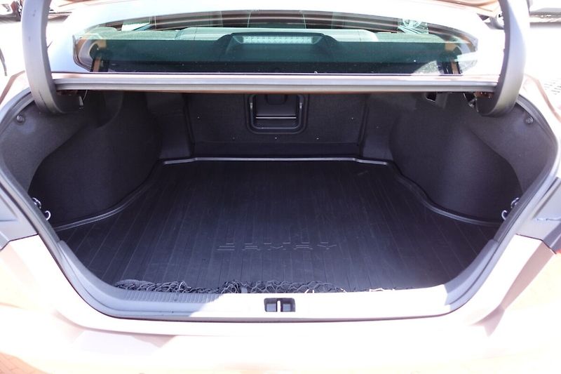 Toyota Camry 2,5 HEV Executive - fotka 15 z 35
