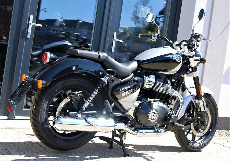 Royal Enfield Super Meteor 650 (2026) INTERSTELLAR BLACK - fotka 3 z 25
