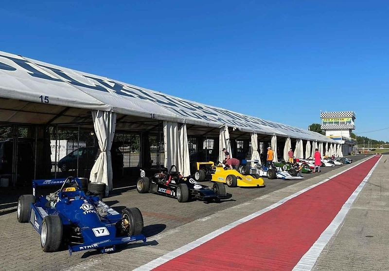 Dva ze tří hlavních moderátorů pořadu Grand Tour ve formulích ze socialistické éry