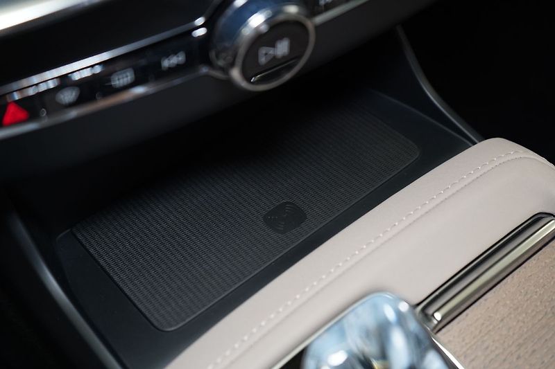 Volvo XC90 T8 PLUS Dark, Ventilace, 360° - fotka 39 z 50
