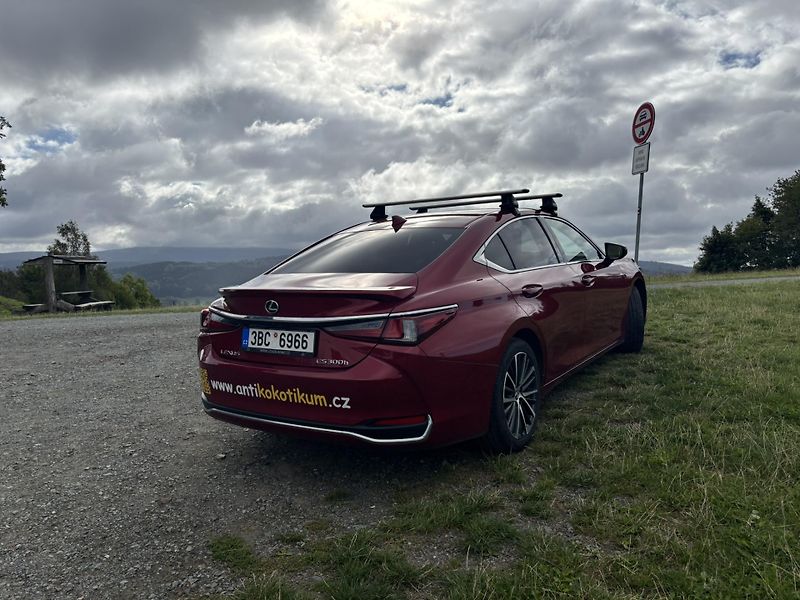 Lexus ES 300h (2023) - fotka 11 z 20