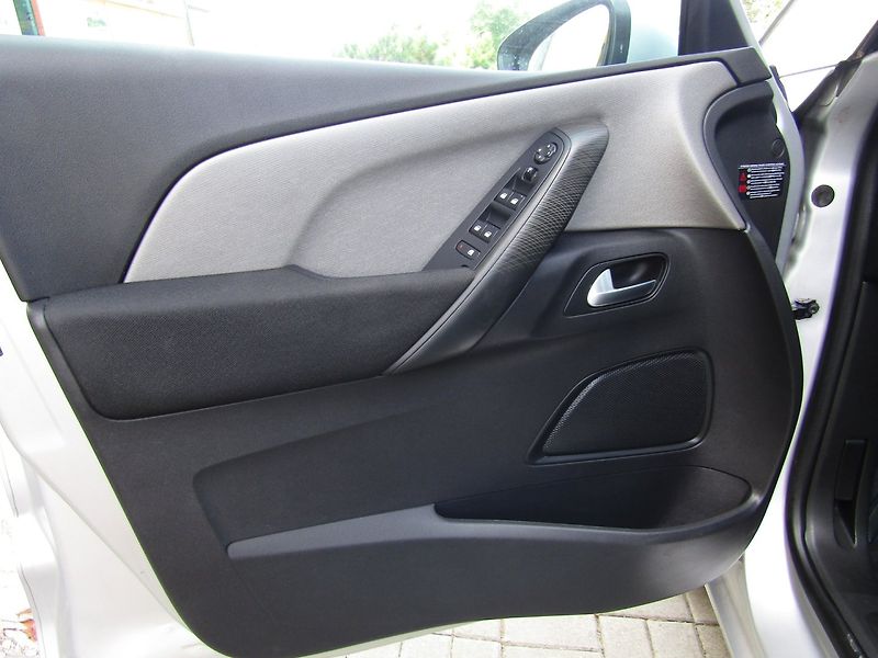 Citroën C4 Picasso (2015) 1.6 HDI 88kW PLNÁ VÝBAVA - fotka 18 z 40