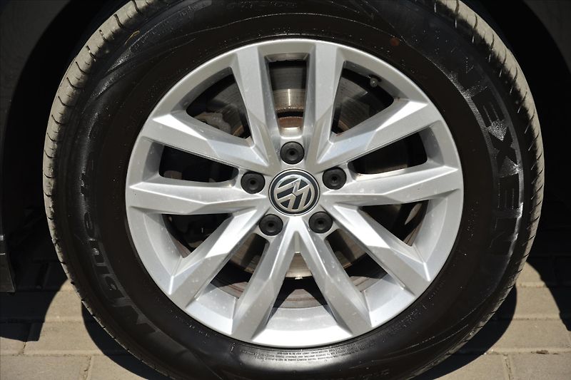 Volkswagen Passat 1.6 TDI LED NAVIGACE TAŽNÉ - fotka 9 z 28