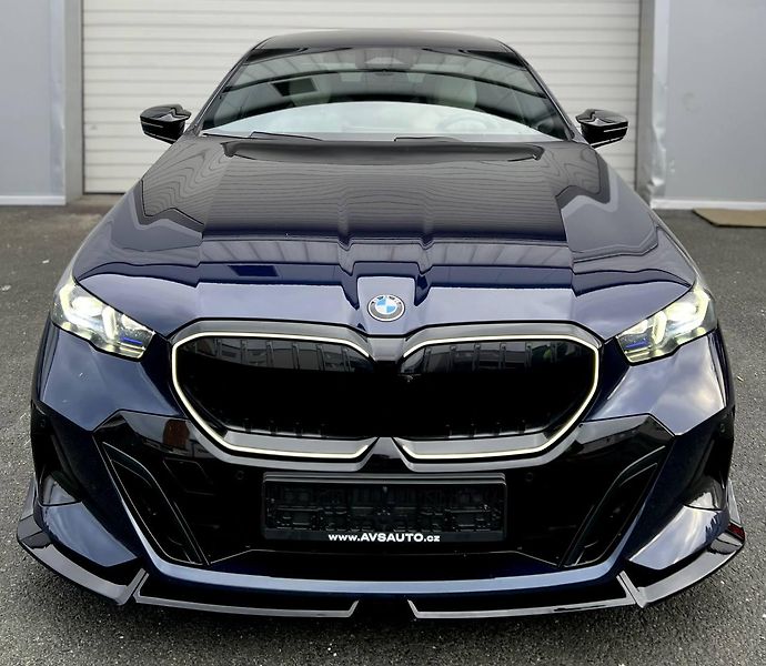 BMW Řada 5 (2024)  HARMAN/KARDON HEAD-UP TAŽNÉ - fotka 2 z 19