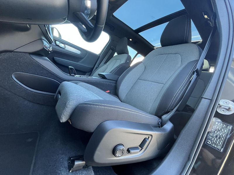 Volvo XC40 B3 FWD BE // 360 // kola - fotka 17 z 37