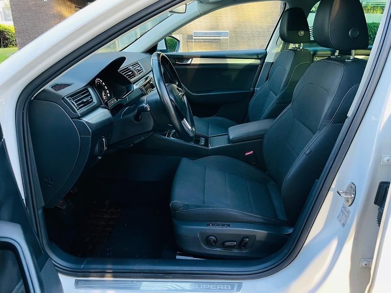 Škoda Superb 2.0TDI 1MAJITEL TAŽNÉ SERVISKA - fotka 28 z 44