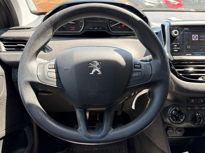 Peugeot 208 1.2 PureTech Allure - fotka 8 z 14