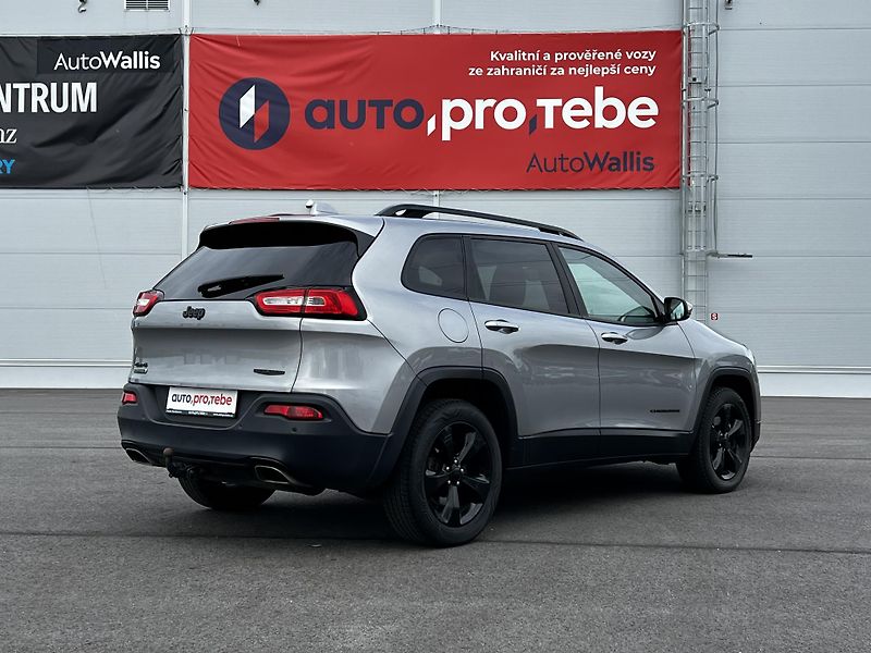 Jeep Cherokee 2.2 147kW 4x4 9.ZF Night Eagle - fotka 4 z 23