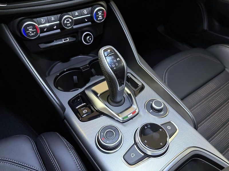 Alfa Romeo Giulia (2026) 2.0T 280k AT8 ZF Q4 4x4 Intens - fotka 17 z 23