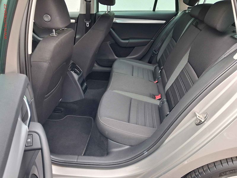 Škoda Octavia (2017) 1.0 TSi, Ambition, AC, park - fotka 10 z 18