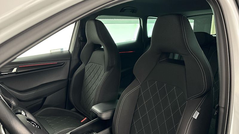 Škoda Karoq 1.5 TSI DSG Sportline - fotka 15 z 27