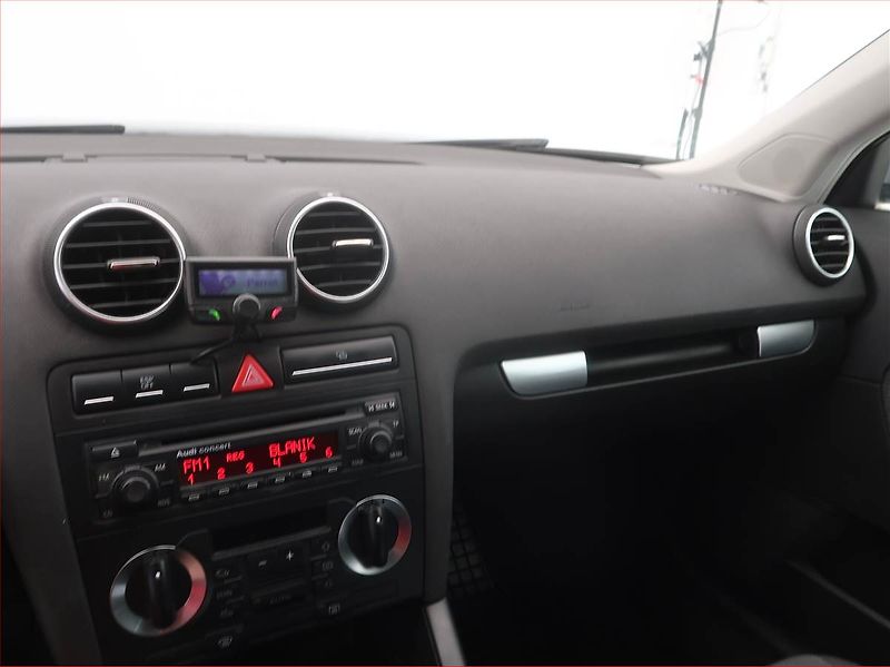 Audi A3 (2005) 1.6, po STK, rezervace - fotka 10 z 13