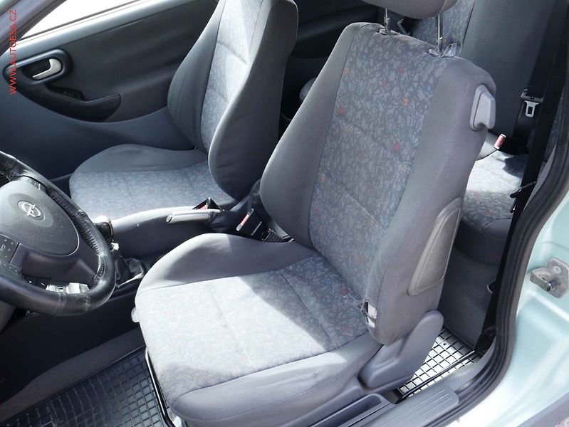 Opel Corsa (2000) 1.2i, ČR - fotka 9 z 16