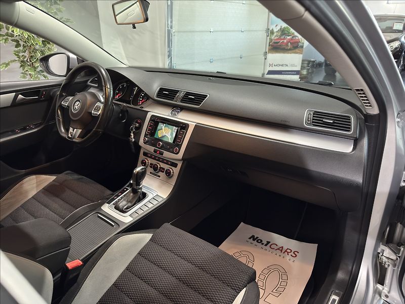 Volkswagen Passat 2,0   TDI DSG R-LINE 130kW NAV - fotka 20 z 39