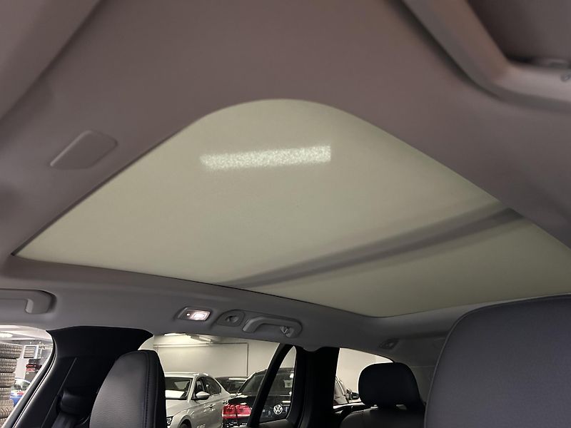 Volvo V60 (2025) ULTRA DARK DCT LED Panora HUD - fotka 34 z 43
