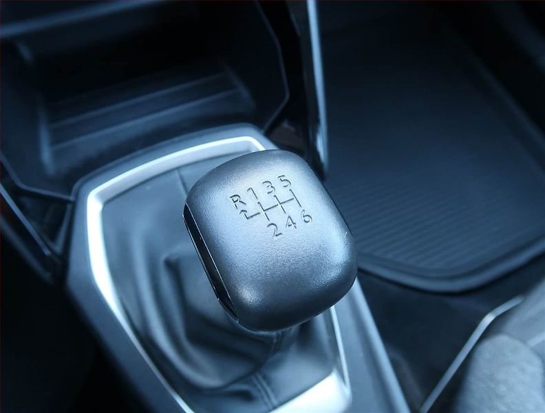 Peugeot 2008 (2021) 1.2 PureTech, Serv.kniha - fotka 13 z 16