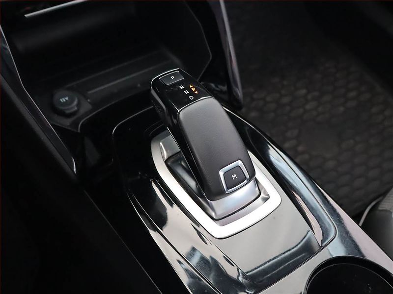 Peugeot 2008 (2021) 1.2 PureTech, Automat - fotka 13 z 24