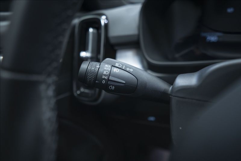 Volvo XC40 2,0 B3 NAVI KAMERA 360° TAŽNÉ - fotka 25 z 38