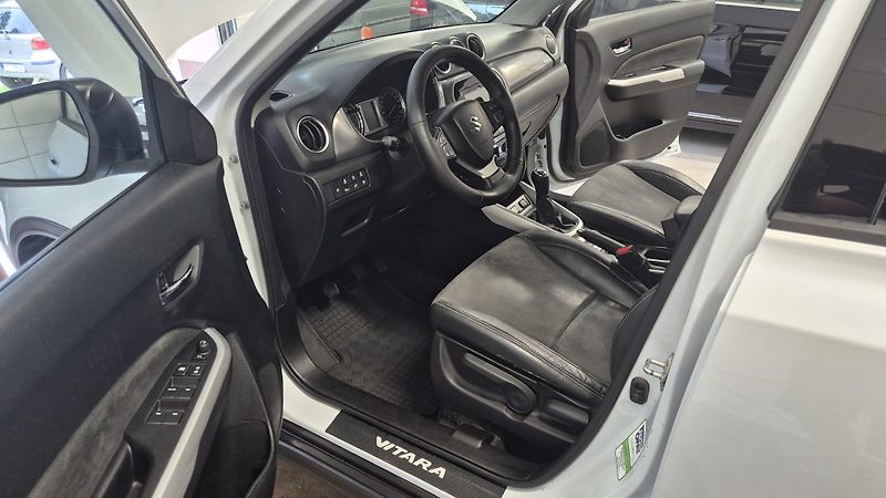 Suzuki Vitara 1.6 16V  COMFORT 4x4 - fotka 9 z 13