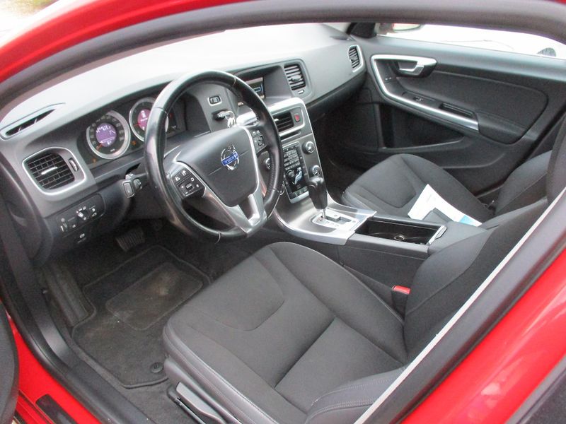 Volvo V60 (2011) combi 2,0 D  servis Volvo - fotka 9 z 13