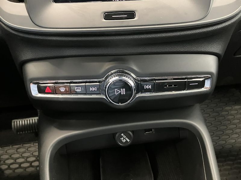 Volvo XC40 T3 FWD Kinetic AT8 - fotka 33 z 36