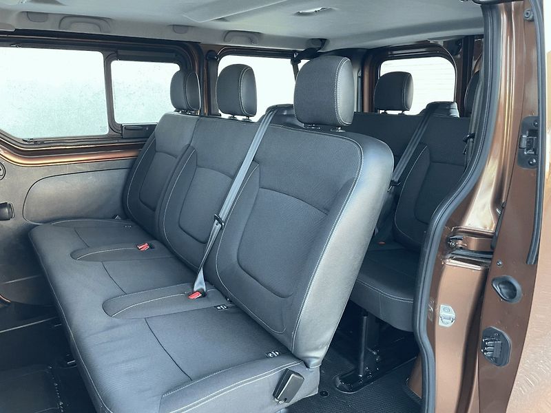 Renault Trafic (2021) Passenger L1 2,0dCi 145k 9míst - fotka 18 z 25