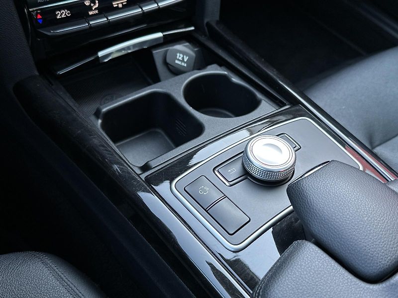 Mercedes-Benz Třídy E 350 4Matic 272PS NAVI KAMERA+P - fotka 28 z 39
