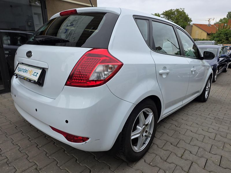 Kia Ceed (2011) 1.4-NÍZKÉ KM-1.MAJ.!!!-KLIMA - fotka 12 z 18