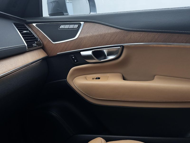 Volvo XC90 T6 AWD INSCRIPTION REZERVACE - fotka 27 z 47