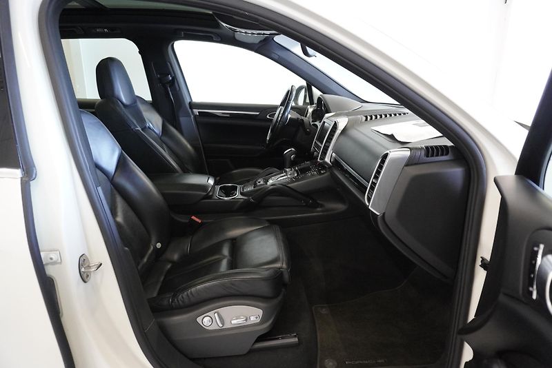 Porsche Cayenne 3,0 S E-HYBRID 4WD AUT. - fotka 18 z 20
