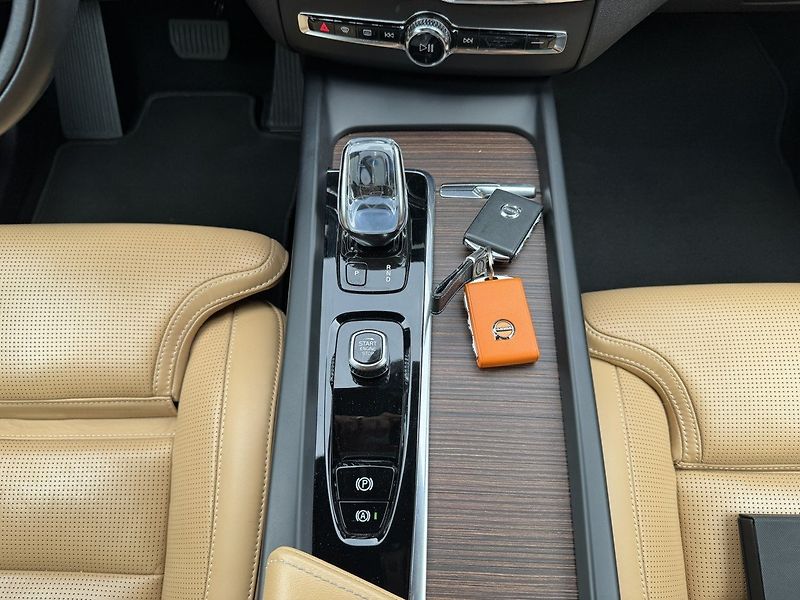 Volvo XC60 (2021) 2.0D B4 AWD Inscription - fotka 8 z 47
