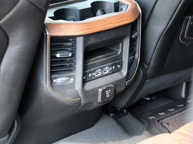RAM 1500 (2024) Longhorn Sport 5.7 V8 Hemi  - fotka 35 z 39