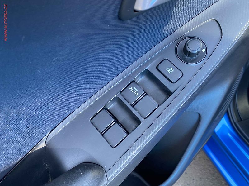 Mazda 2 (2015) 1.5i, AC, výhřev sed. - fotka 13 z 16